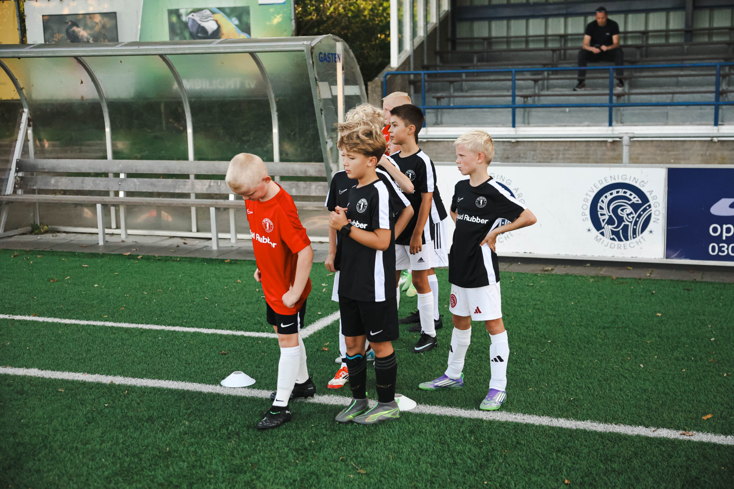 Spelers luisteren naar de trainer